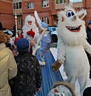 Новогоднее представление с участием Деда Мороза, Снегурочки и ростовой фигуры Бубы.